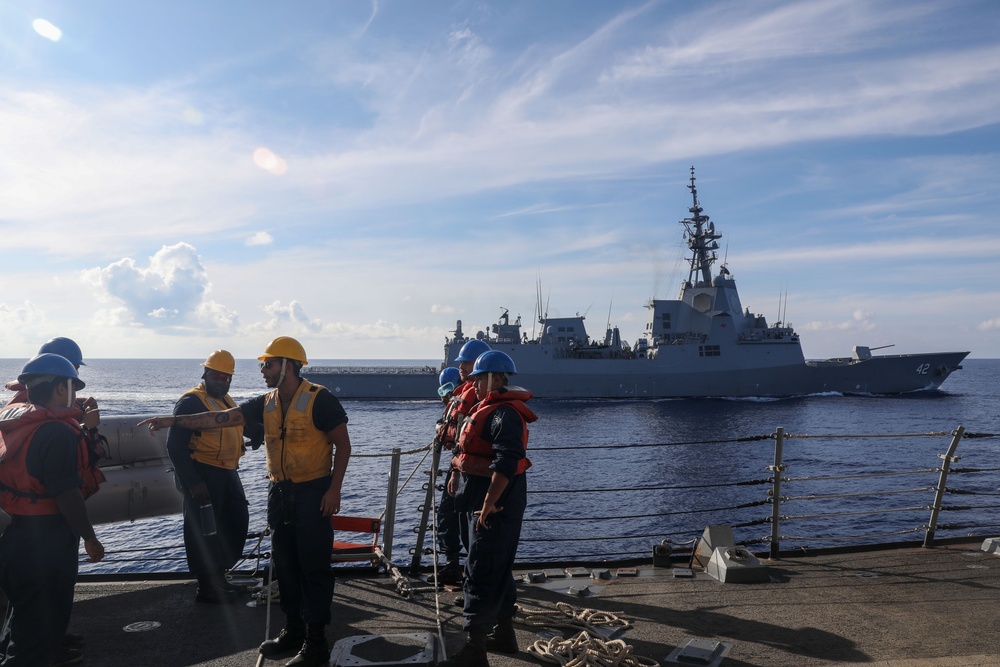 Sailors aboard the USS Howard conduct a passenger transfer with sailors aboard the HMAS Sydney V in the South China Sea