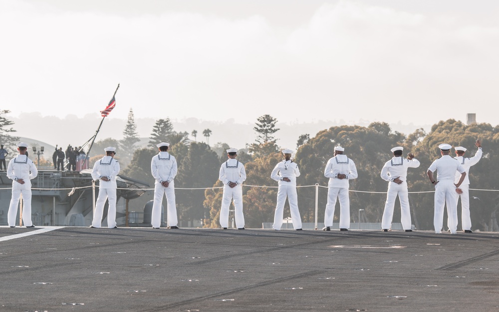 USS George Washington Sailors man the rails