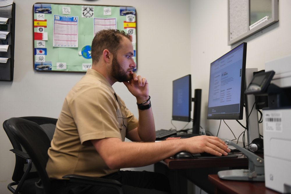 Sailors attend Fleet and Family Support Center Relocation Assistance event.