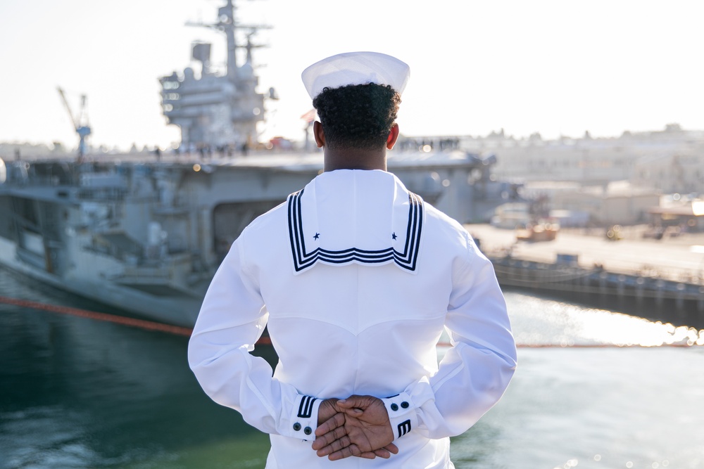 USS George Washington Sailors man the rails