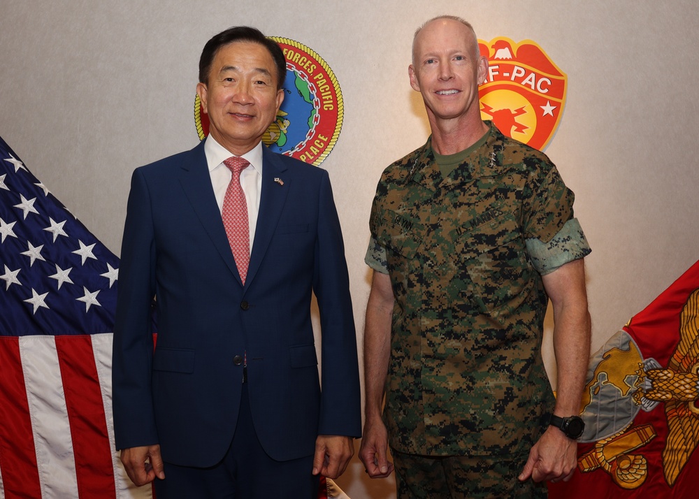 COMMARFORPAC meets with ROK DV