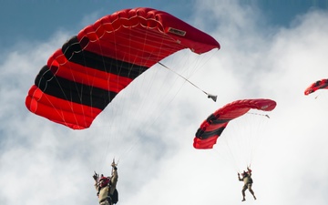 The Sky’s the Limit: Green Berets conduct jump demonstrations