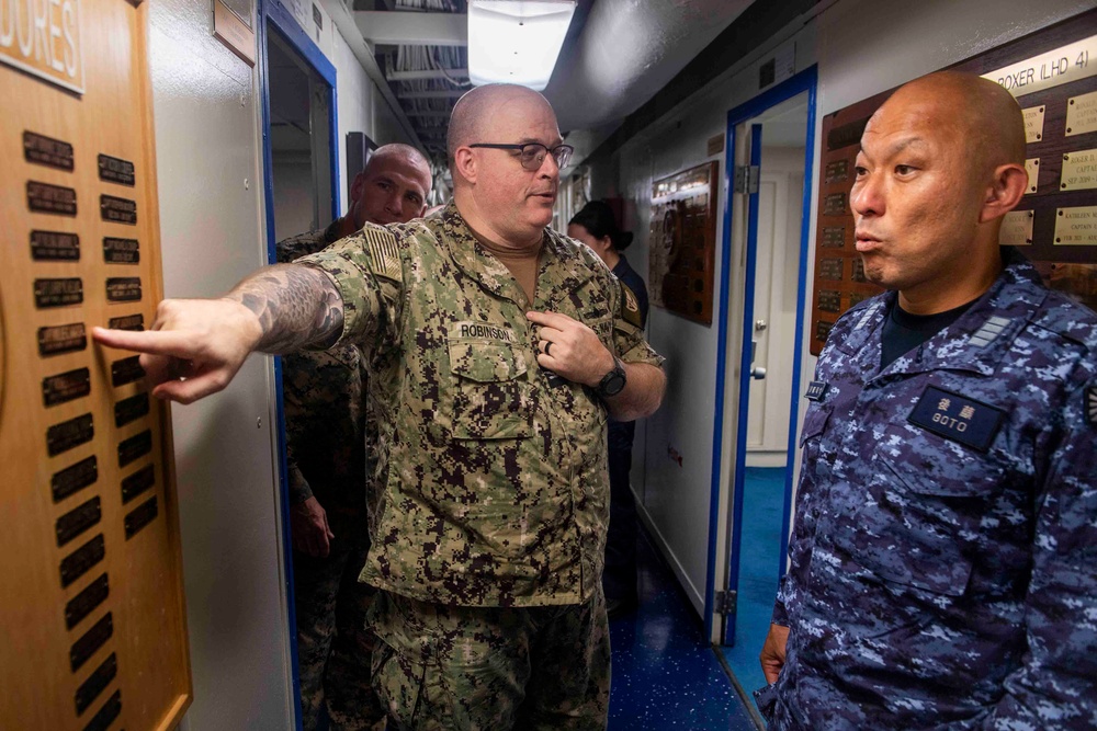 JMSDF Commander, Escort Division 5 visits USS Boxer