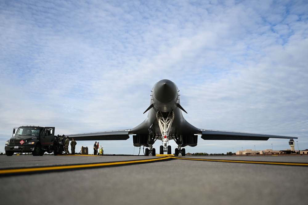 Marking 30 years; B-1B Lancer performs hot pit refuel at Grand Forks AFB