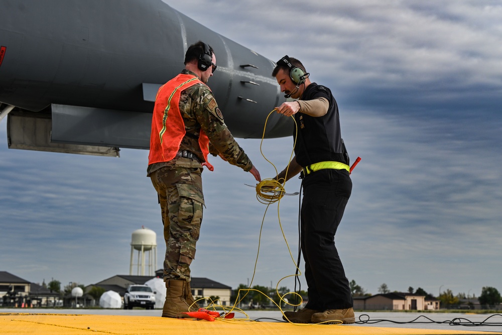 Marking 30 years; B-1B Lancer performs hot pit refuel at Grand Forks AFB