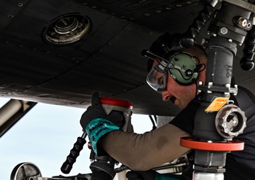 Marking 30 years; B-1B Lancer performs hot pit refuel at Grand Forks AFB