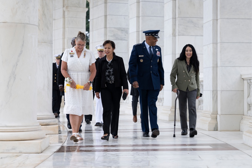 The Annual Gold Star Mother’s Day Commemoration Ceremony is Held at Arlington National Cemetery