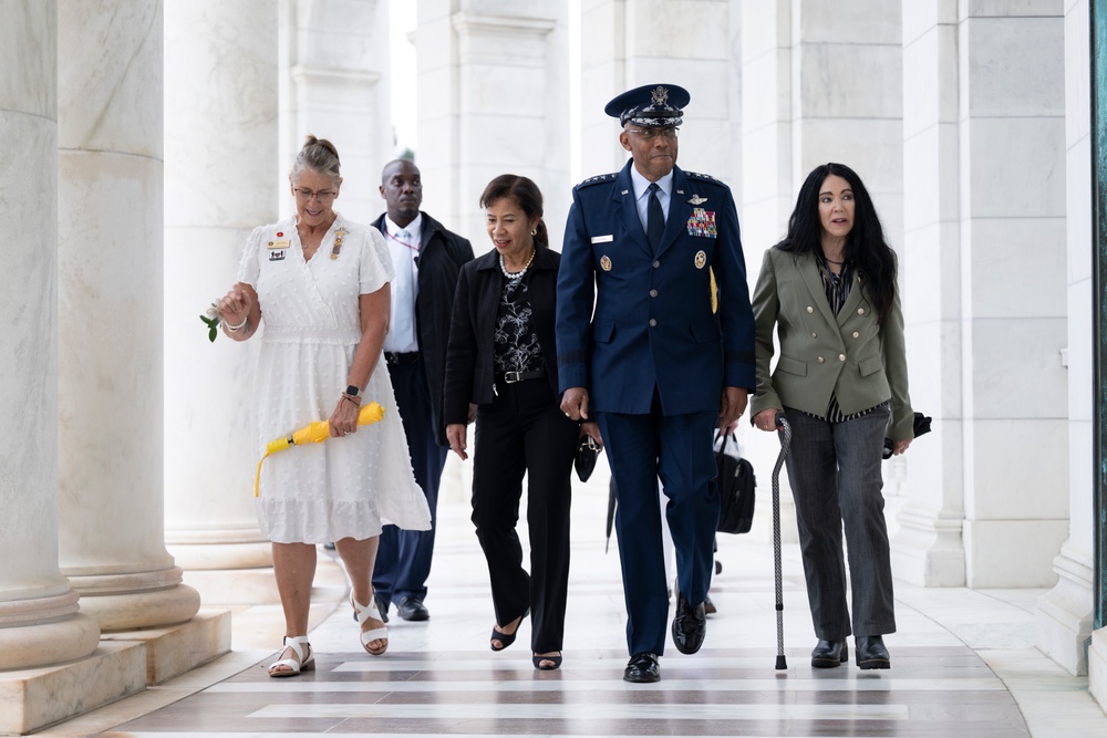 The Annual Gold Star Mother’s Day Commemoration Ceremony is Held at Arlington National Cemetery