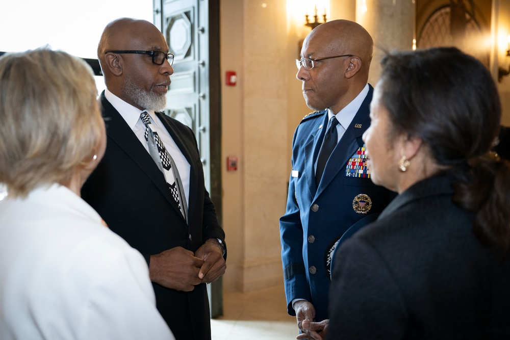 The Annual Gold Star Mother’s Day Commemoration Ceremony is Held at Arlington National Cemetery