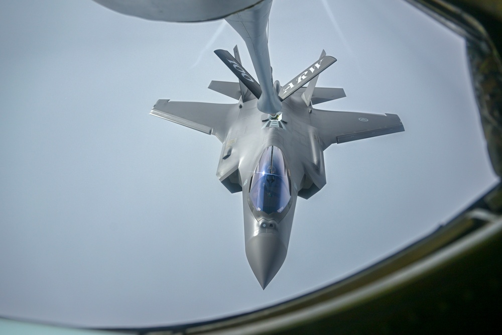 Norwegian F-35 is refueled during CW24.2