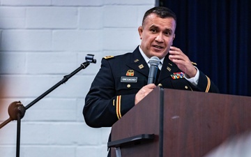 Immigrant to Inspiration: US Army South foreign area officer welcomes America’s newest citizens