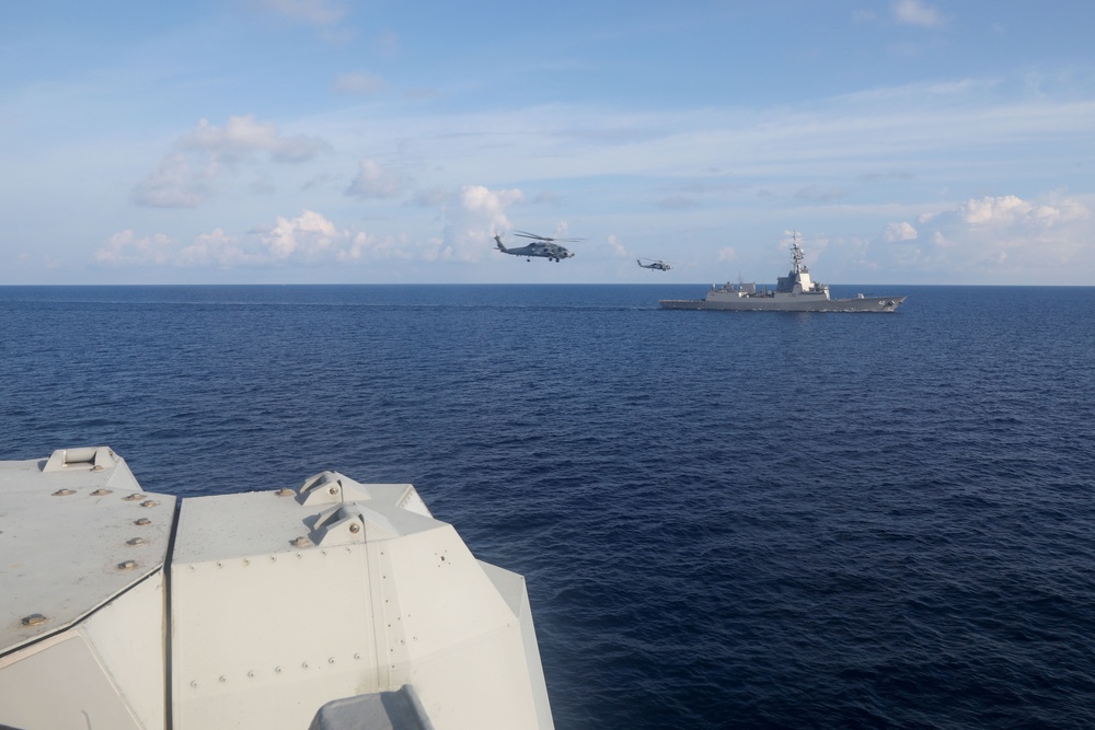 Sailors aboard the USS Howard conduct a passenger transfer with sailors aboard the HMAS Sydney V in the South China Sea