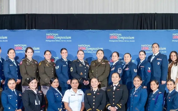 213th RSG Soldier receives award from Latina Style