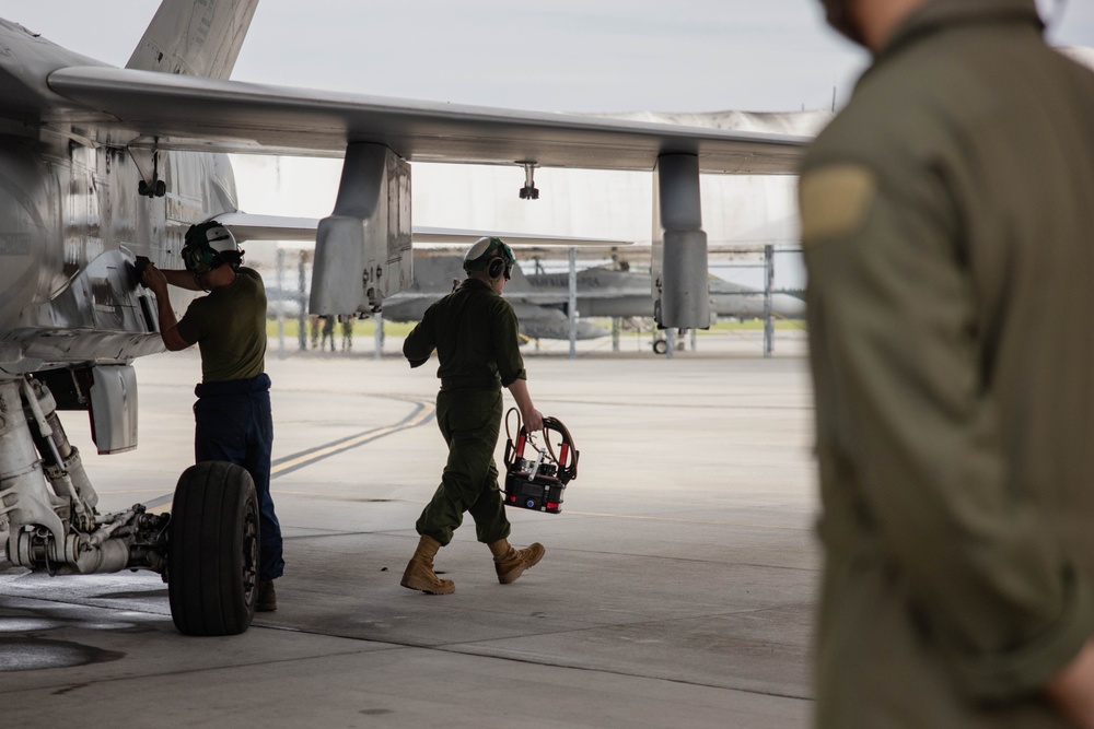 2nd MAW commanding general flies in F/A-18C Hornet