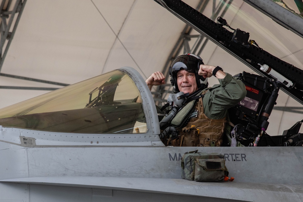 2nd MAW commanding general flies in F/A-18C Hornet