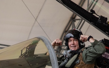 2nd MAW commanding general flies in F/A-18C Hornet