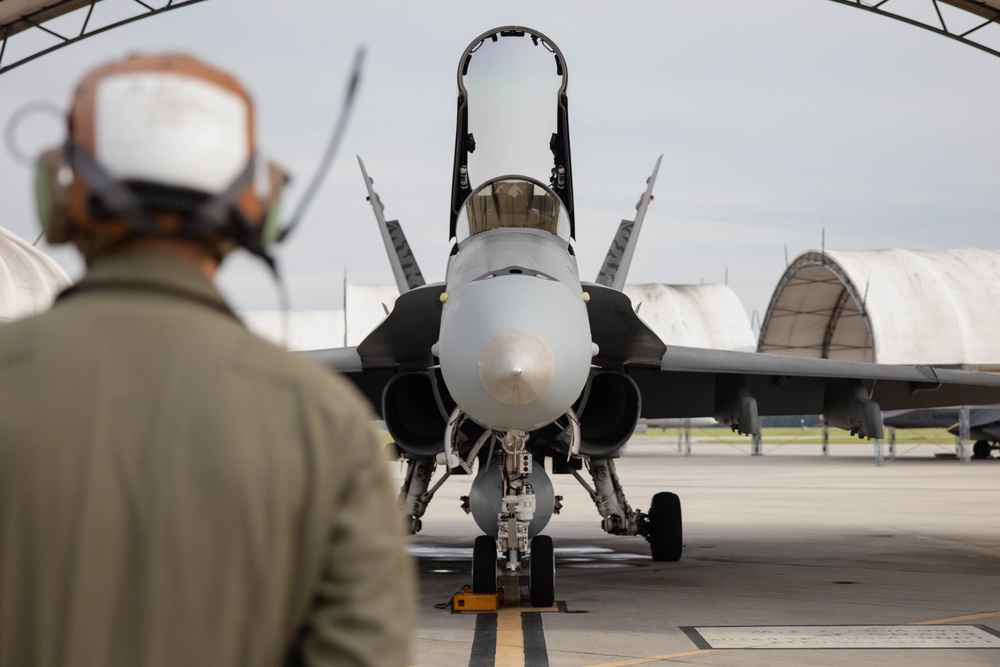 2nd MAW commanding general flies in F/A-18C Hornet