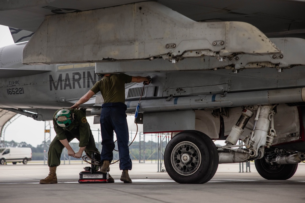 2nd MAW commanding general flies in F/A-18C Hornet