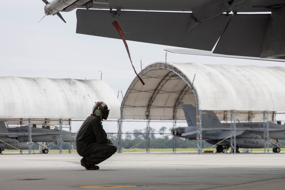 2nd MAW commanding general flies in F/A-18C Hornet