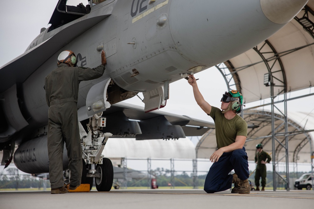 2nd MAW commanding general flies in F/A-18C Hornet