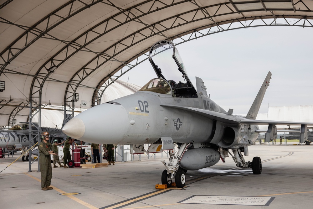 2nd MAW commanding general flies in F/A-18C Hornet