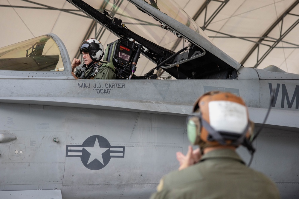 2nd MAW commanding general flies in F/A-18C Hornet