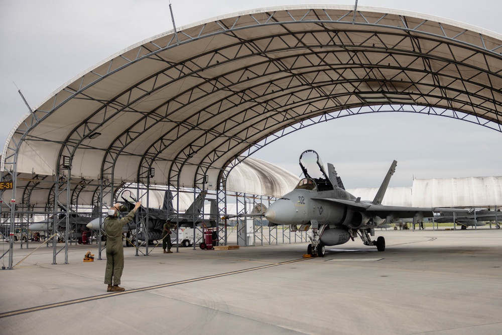 2nd MAW commanding general flies in F/A-18C Hornet