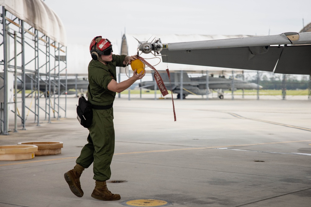 2nd MAW commanding general flies in F/A-18C Hornet