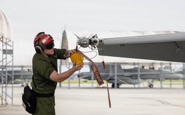 2nd MAW commanding general flies in F/A-18C Hornet