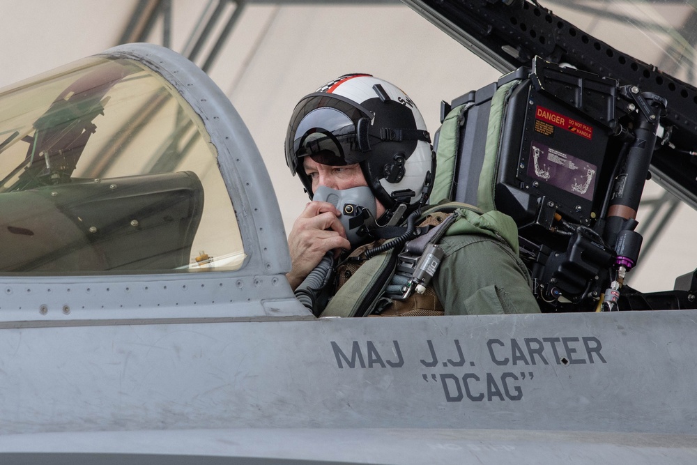 2nd MAW commanding general flies in F/A-18C Hornet