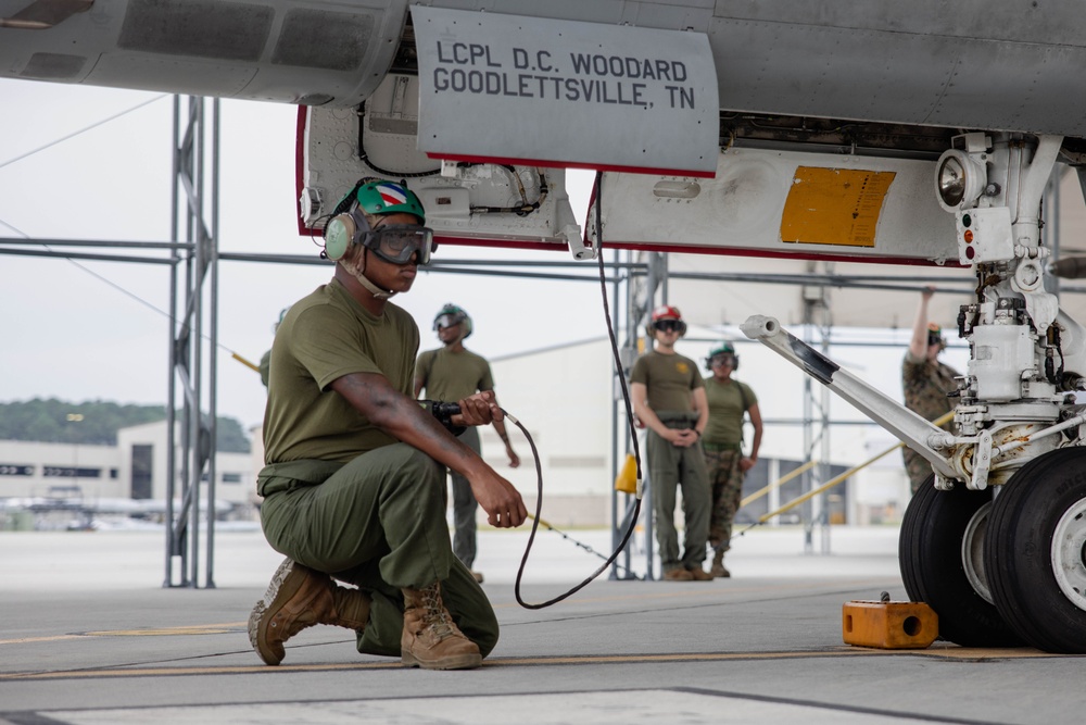 2nd MAW commanding general flies in F/A-18C Hornet