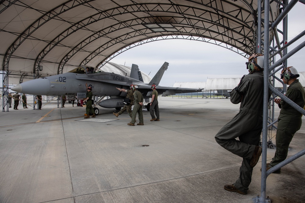 2nd MAW commanding general flies in F/A-18C Hornet