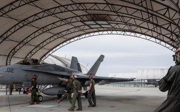 2nd MAW commanding general flies in F/A-18C Hornet