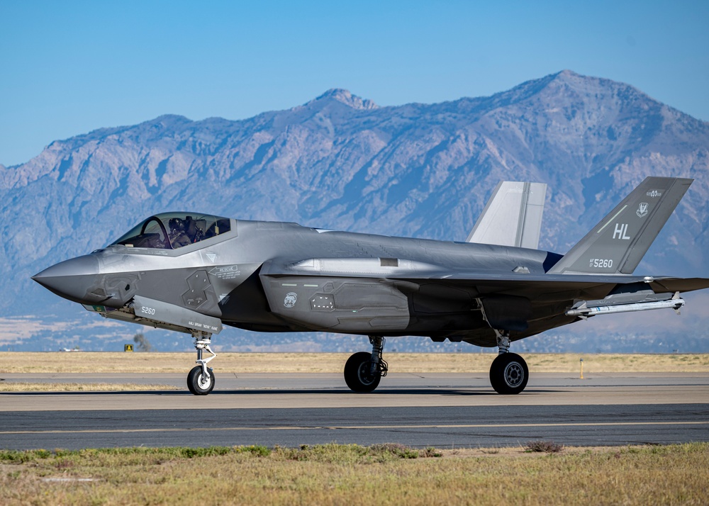 F-35s takeoff for Utah training range