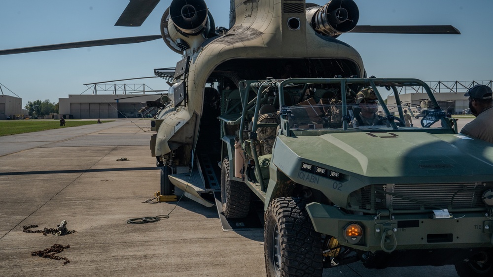 101st Division Soldiers fly to North Carolina