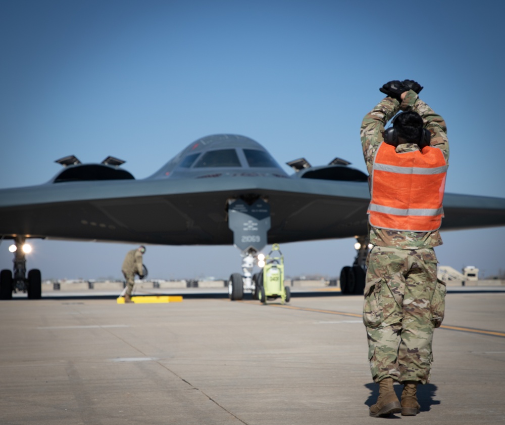 131st Bomb Wing &amp; the 190th Air Refueling Wing participate in a hot pit refueling of a B-2 Spirit Bomber