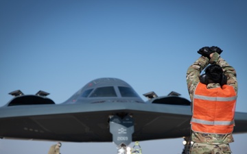 131st Bomb Wing &amp; the 190th Air Refueling Wing participate in a hot pit refueling of a B-2 Spirit Bomber