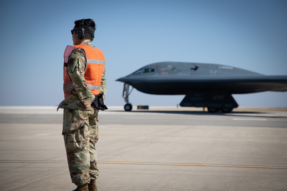 131st Bomb Wing &amp; the 190th Air Refueling Wing participate in a hot pit refueling of a B-2 Spirit Bomber