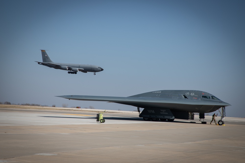 131st Bomb Wing &amp; the 190th Air Refueling Wing participate in a hot pit refueling of a B-2 Spirit Bomber