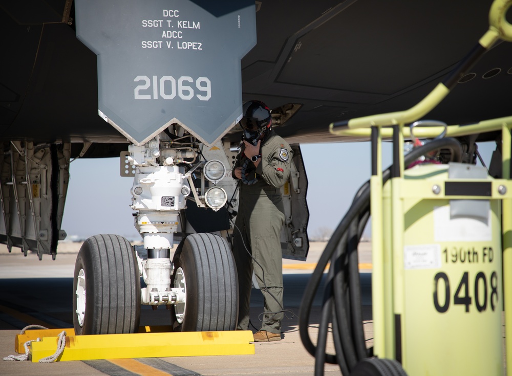 131st Bomb Wing &amp; the 190th Air Refueling Wing participate in a hot pit refueling of a B-2 Spirit Bomber