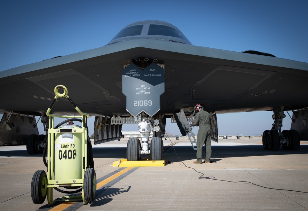 131st Bomb Wing &amp; the 190th Air Refueling Wing participate in a hot pit refueling of a B-2 Spirit Bomber