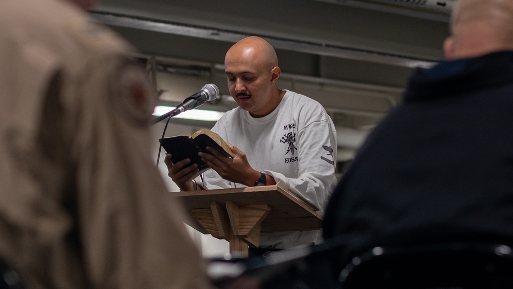 USS George Washington Conducts Protestant Service