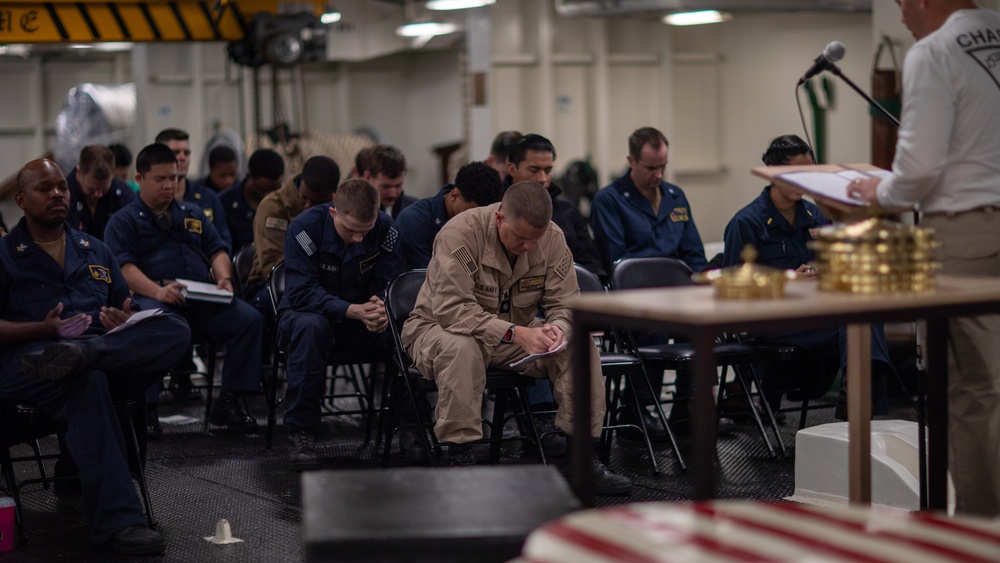 USS George Washington Conducts Protestant Service
