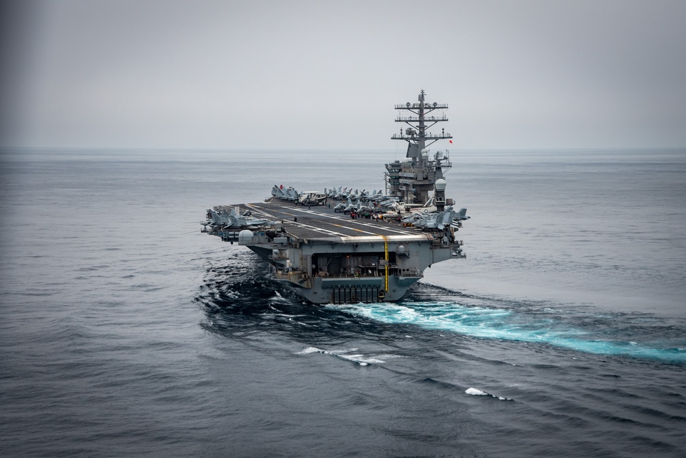 Nimitz Steams in the Pacific Ocean