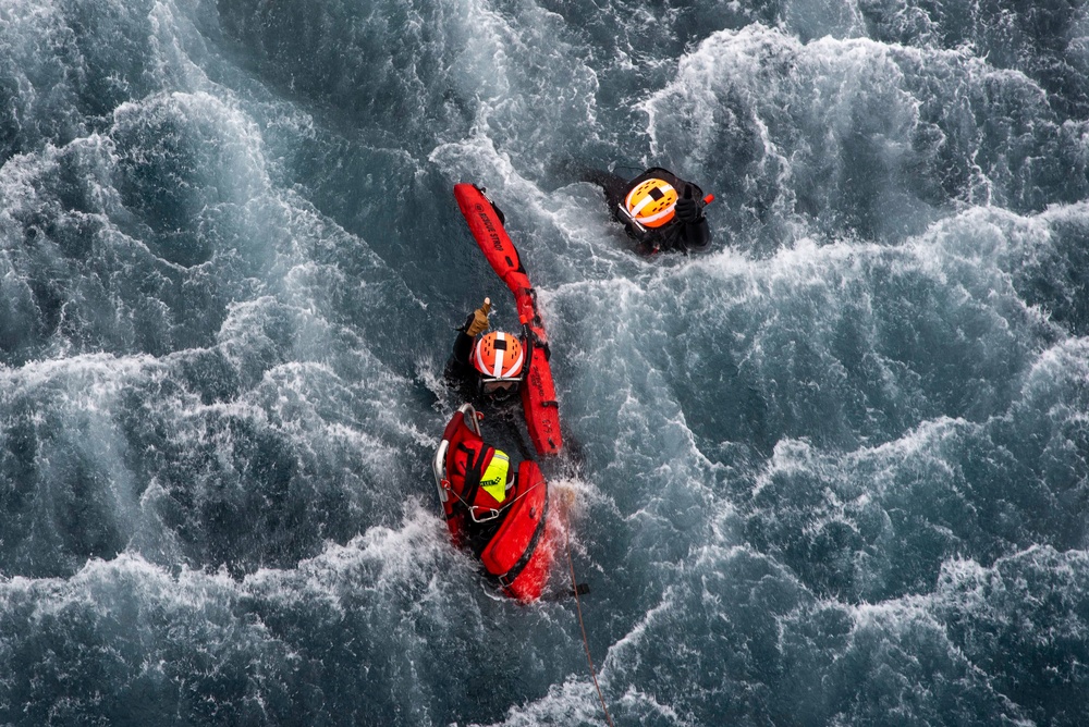 Nimitz Aircrew Conducts Water Rescue Training
