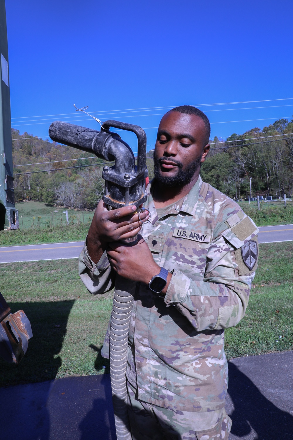 Tennessee Army National Guard Soldiers from Memphis distribute water to East TN