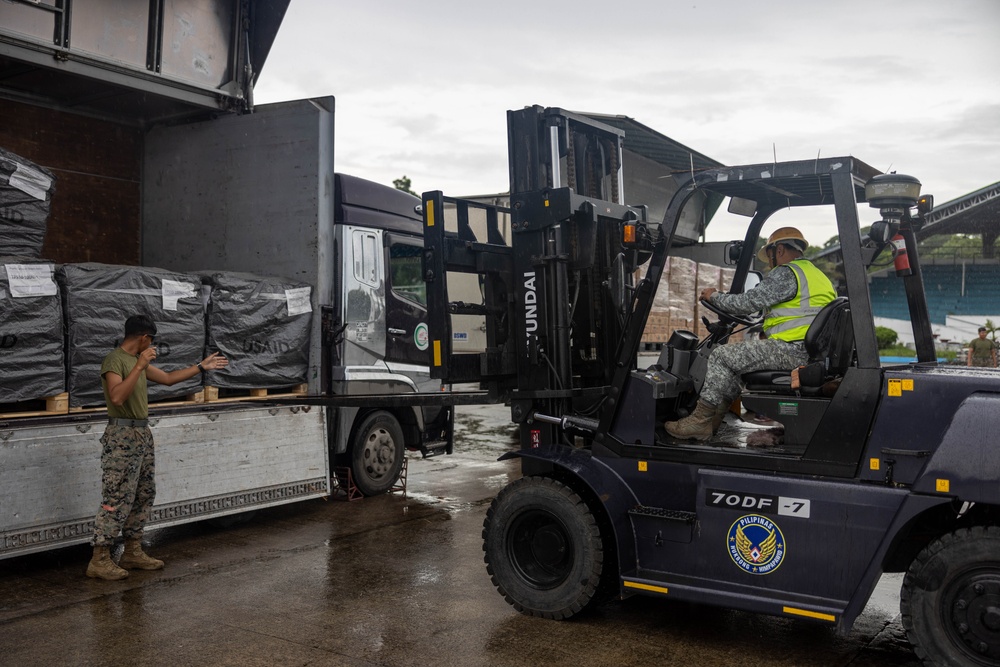 U.S. Marines with III Marine Expeditionary Force support humanitarian relief efforts alongside Philippine allies