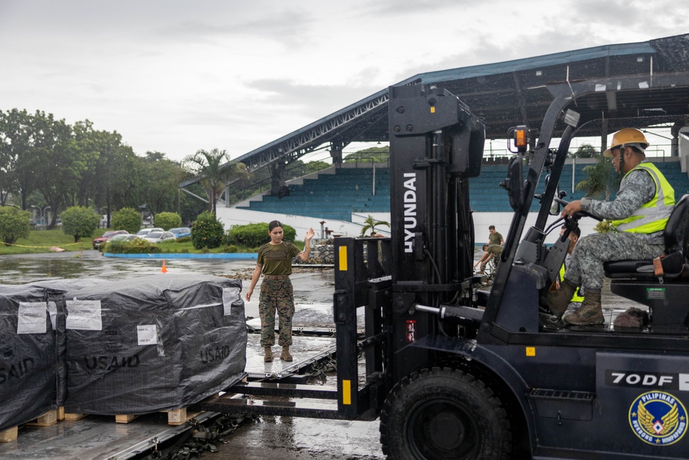 U.S. Marines with III Marine Expeditionary Force support humanitarian relief efforts alongside Philippine allies