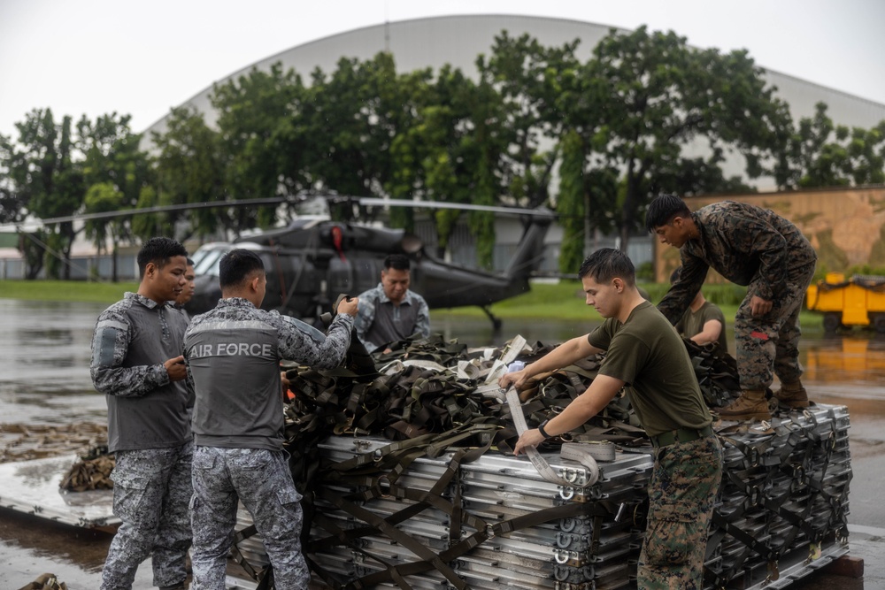 U.S. Marines with III Marine Expeditionary Force support humanitarian relief efforts alongside Philippine allies