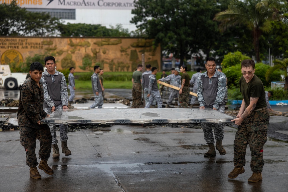 U.S. Marines with III Marine Expeditionary Force support humanitarian relief efforts alongside Philippine allies